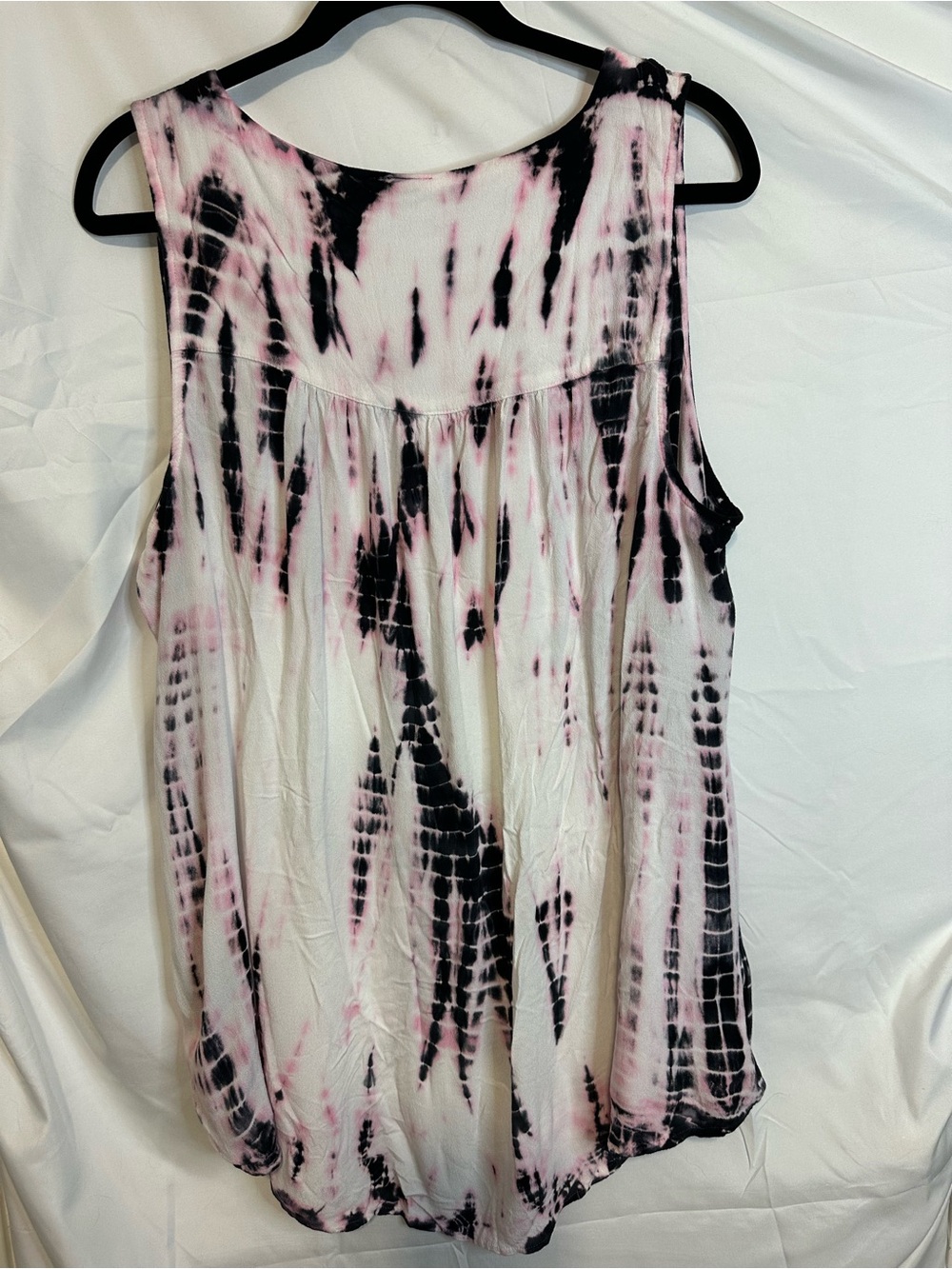Torrid Pink & Black Tie-Dye Chain Accent V-Neck Top size 1 (14/16) - Picture 3 of 5